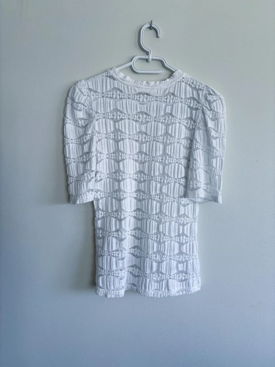 Reserved Top elástico blanco – Cuello dentado y mangas fruncidas – Perfecto O – photo 7